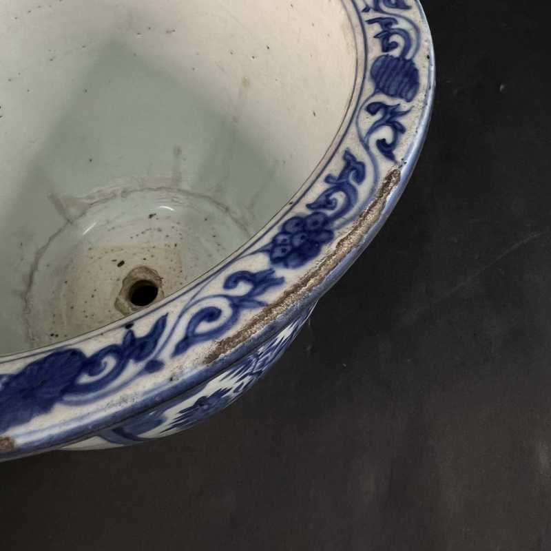 明万历 青花开窗洞石花卉纹花盆 - 图7