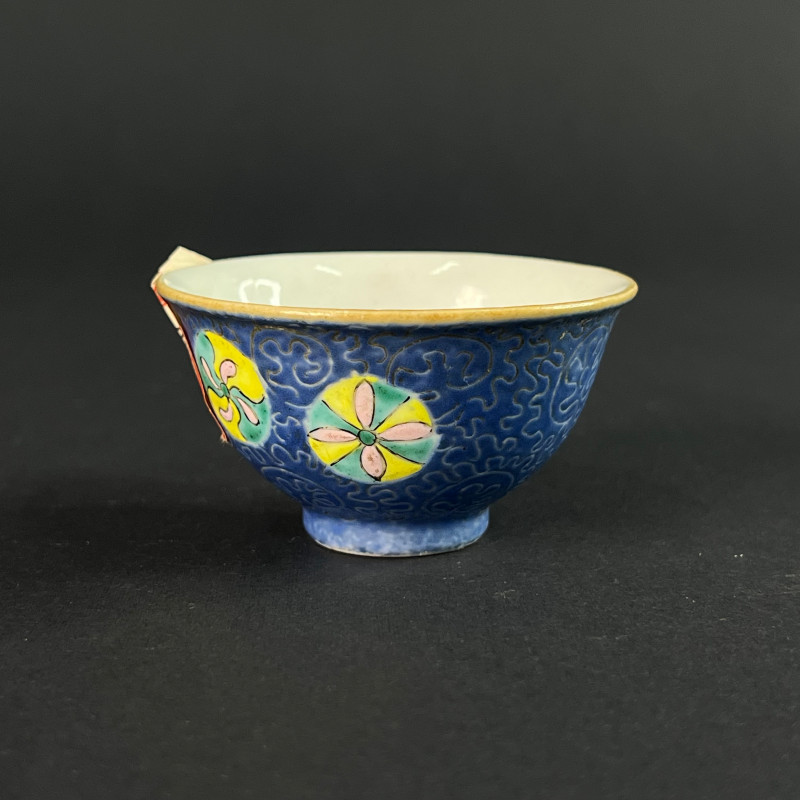 清乾隆 蓝地轧道粉彩皮球花纹杯 - 图1