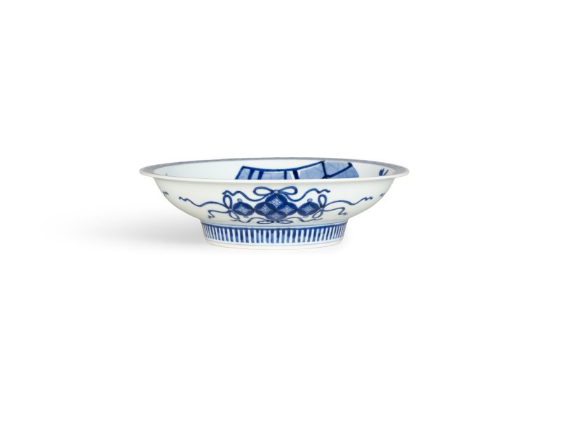 A porcelain dish, Nabeshima ware, Hizen, Edo period, late 17th – early 18th century | 色絵花籠文皿　肥前　鍋島藩窯　江戸時代中期　17世紀後半～18世紀前半 - 图2