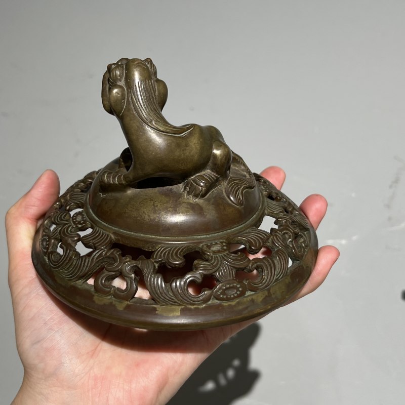 清代 铜狻猊衔云如意耳三足熏炉 - 图10