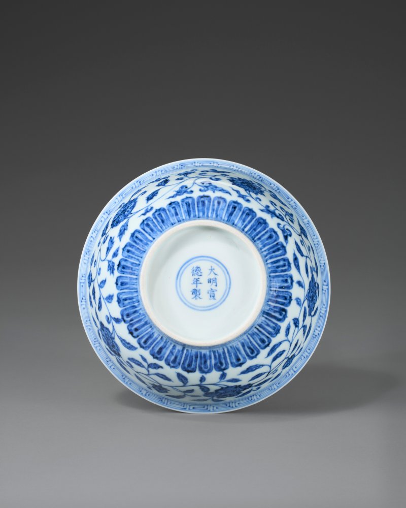 明宣德 青花纏枝蓮紋盌 雙圈六字楷書款  XUANDE SIX-CHARACTER MARK IN UNDERGLAZE BLUE WITHIN A DOUBLE CIRCLE AND OF THE PERIOD (1426-1435) - 图2