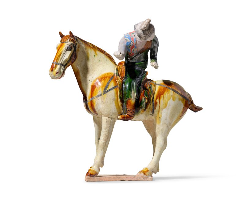 A sancai figure of a female polo player, Tang dynasty | 唐　三彩馬球仕女俑 - 图2