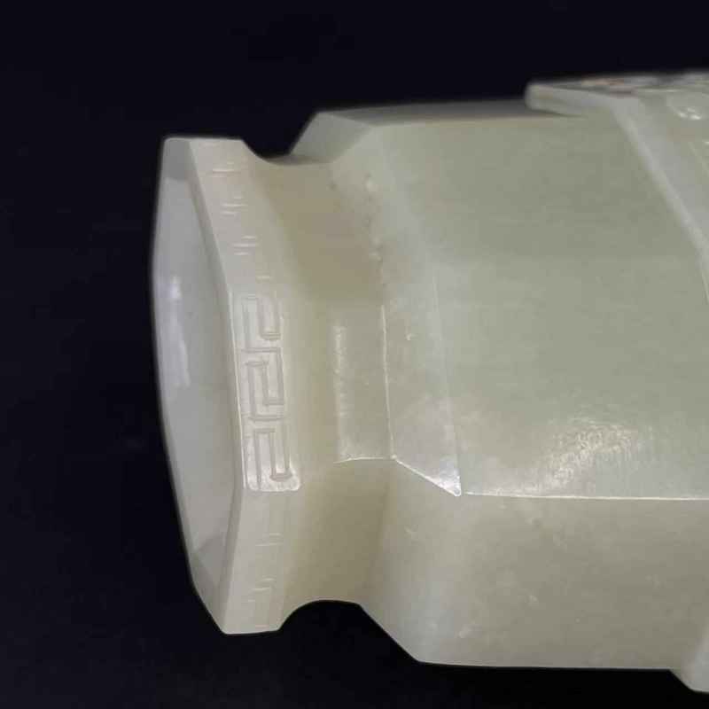 清乾隆 白玉福寿纹仿古八棱瓶 - 图8