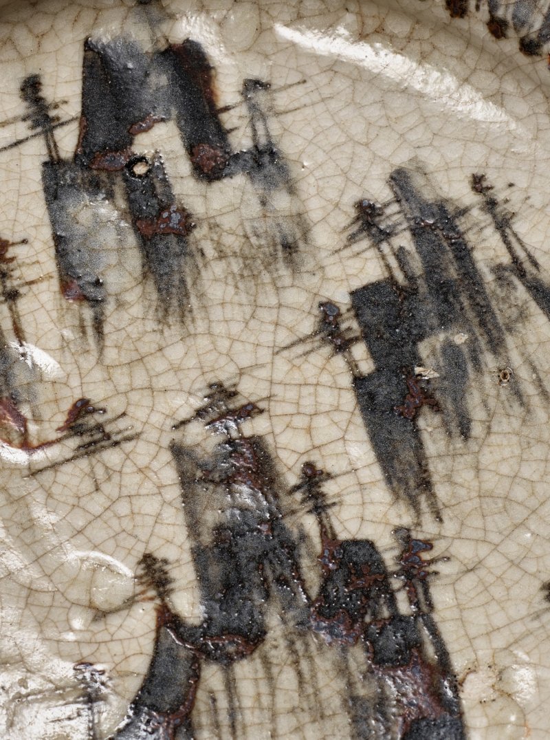 A stoneware dish, Shino type, Mino ware, Momoyama period, late 16th – early 17th century | 志野山水図鉢　美濃　桃山時代　16世紀末～17世紀初頭 - 图3
