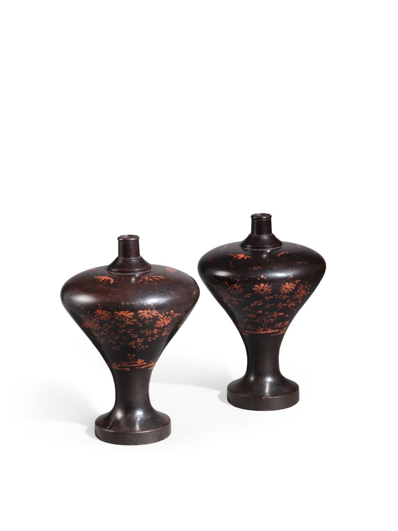 A pair of lacquer heishi [sake bottles], Muromachi period, 16th century |  黒漆菊竹文瓶子一對　室町時代　16世紀 - 图1