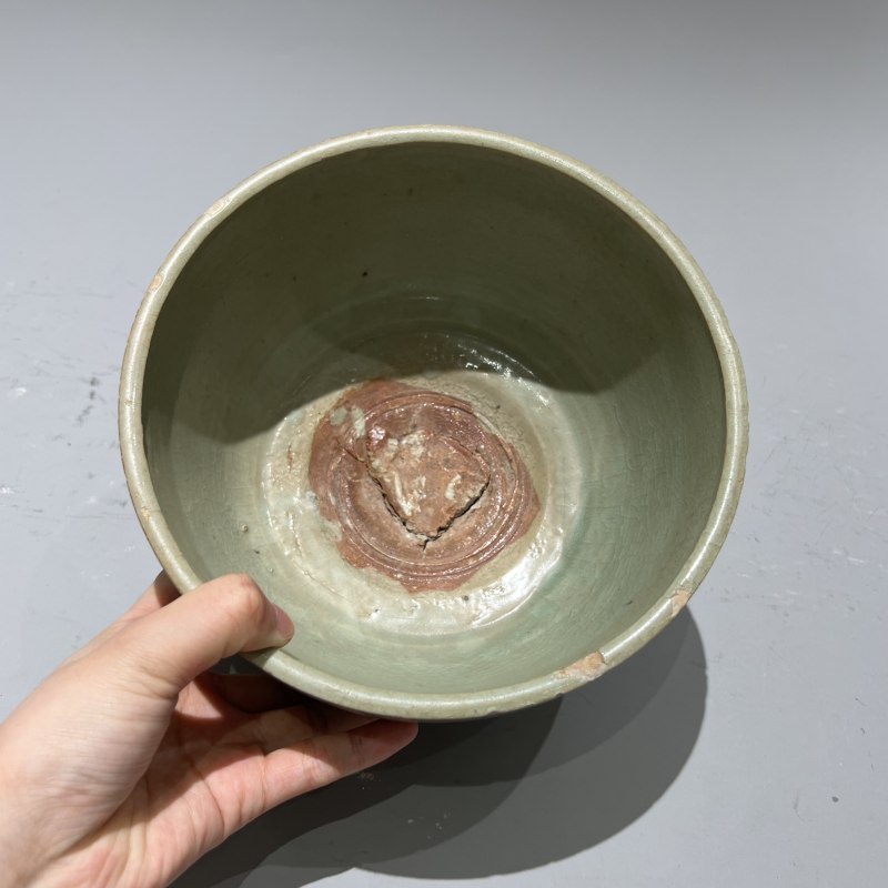 明代 龙泉窑青釉暗刻花卉纹三足炉 - 图5