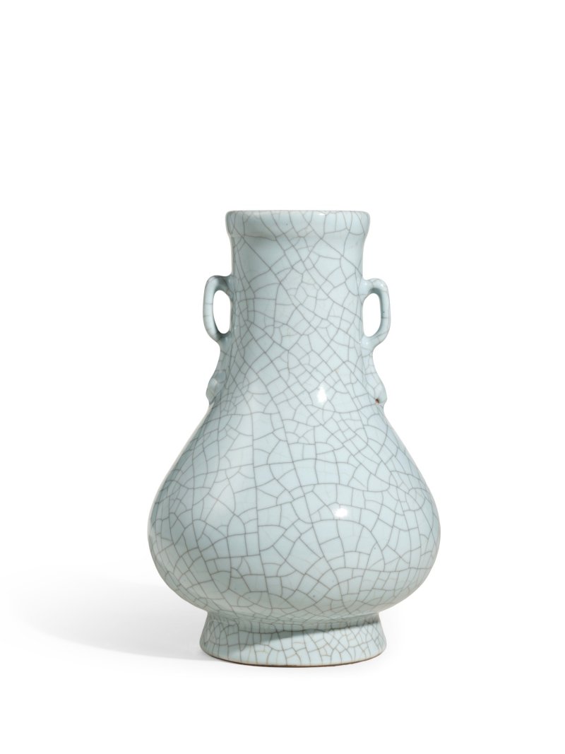 A fine and rare Ge-type hu-form vase, Seal mark and period of Qianlong | 清乾隆　仿哥釉綬帶如意耳壺 　《大清乾隆年製》款 - 图1