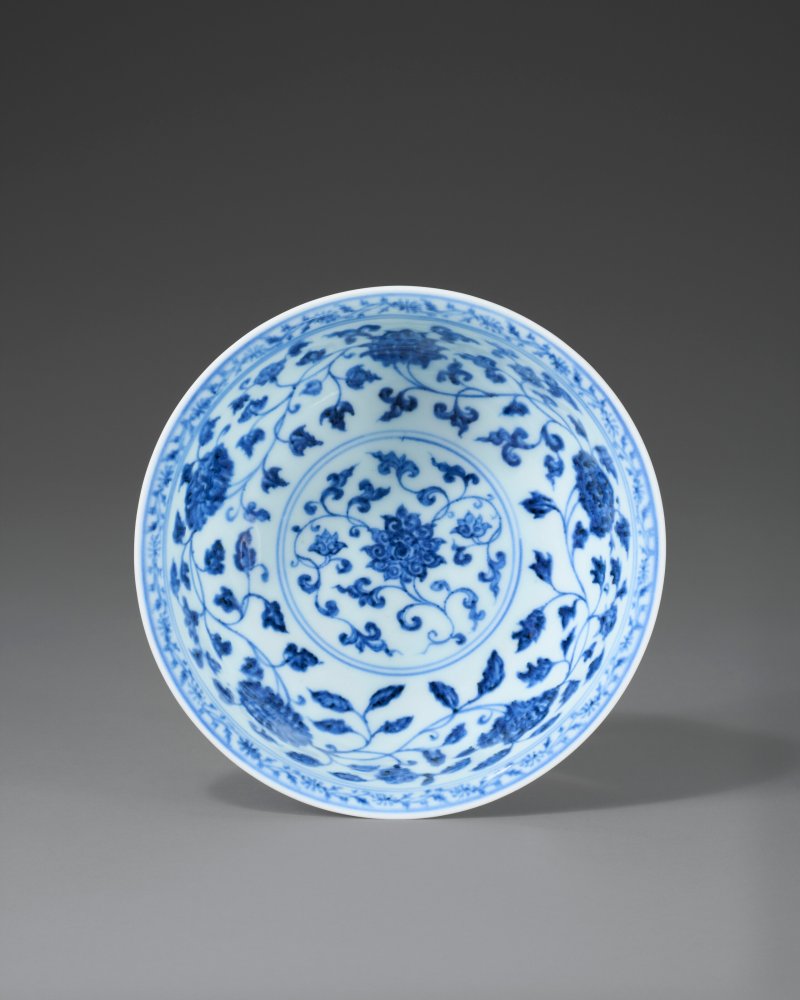 明宣德 青花纏枝蓮紋盌 雙圈六字楷書款  XUANDE SIX-CHARACTER MARK IN UNDERGLAZE BLUE WITHIN A DOUBLE CIRCLE AND OF THE PERIOD (1426-1435) - 图3