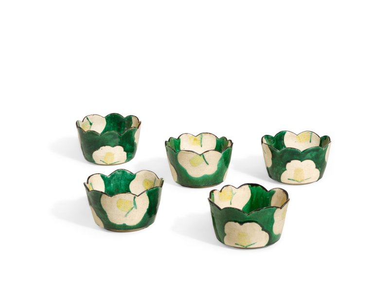 A set of five enamelled stoneware mukozuke [side dishes], signed on the base Kenzan (Workshop of Ogata Kenzen, 1663-1743), Kenzan ware, Kyoto, Edo period, 18th century | 尾形乾山　色絵椿文輪花向付　江戸時代中期　18世紀 - 图1
