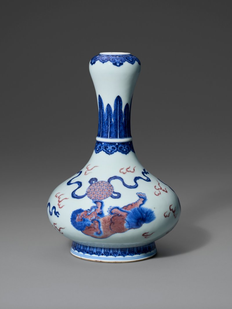 清乾隆 青花釉裏紅獅戲繡球紋蒜頭瓶 六字篆書款  QIANLONG SEAL MARK IN UNDERGLAZE BLUE AND OF THE PERIOD (1736-1795) - 图1