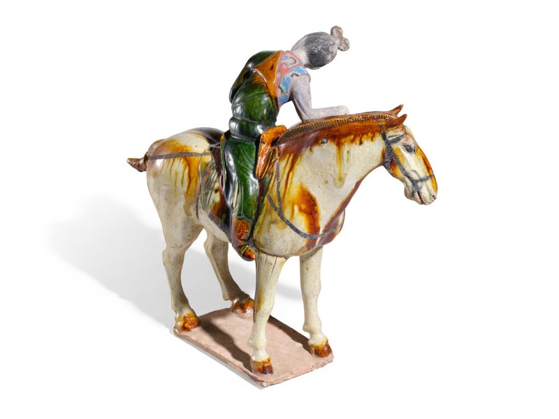 A sancai figure of a female polo player, Tang dynasty | 唐　三彩馬球仕女俑 - 图3