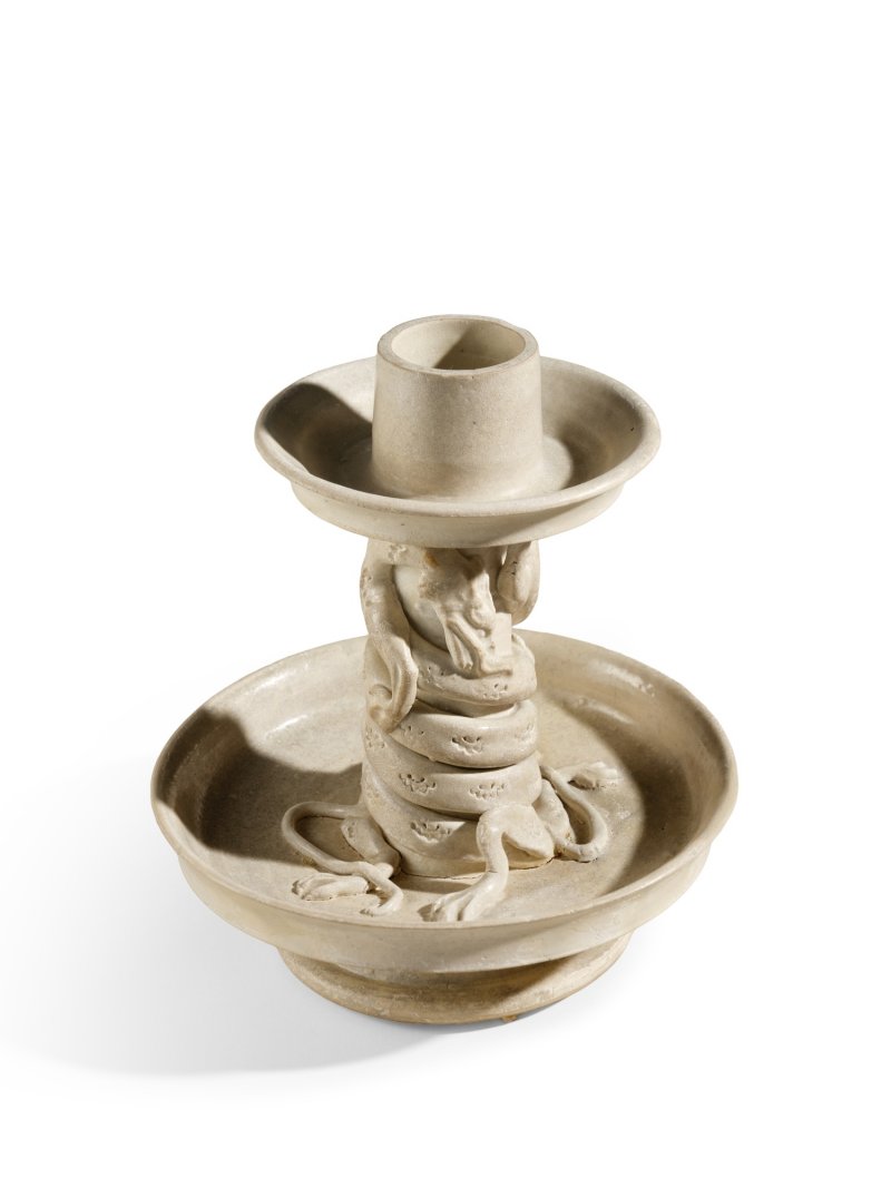 A rare white-glazed 'chilong' candle holder, Early Tang dynasty | 唐初　白釉塑貼蟠螭紋燭台 - 图2