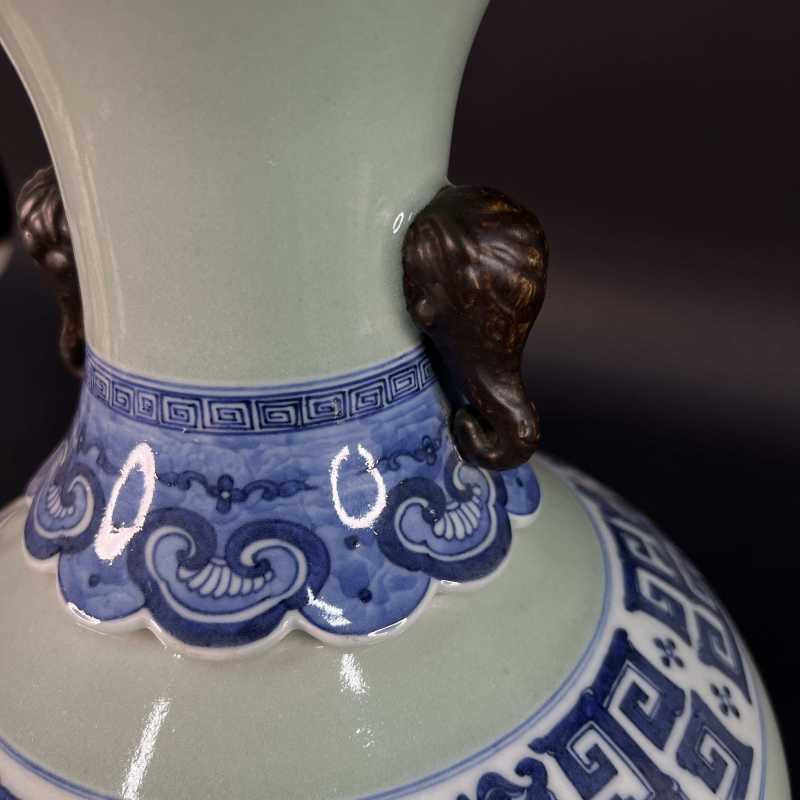 清乾隆 青花夔龙纹披肩象耳瓶 - 图4