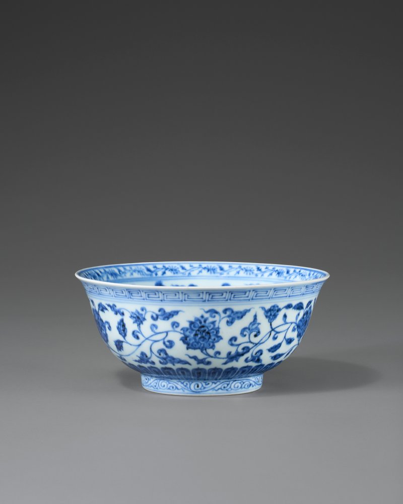 明宣德 青花纏枝蓮紋盌 雙圈六字楷書款  XUANDE SIX-CHARACTER MARK IN UNDERGLAZE BLUE WITHIN A DOUBLE CIRCLE AND OF THE PERIOD (1426-1435) - 图4