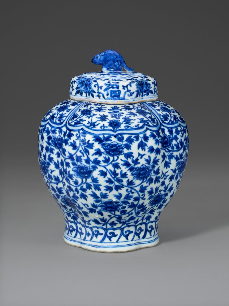 明嘉靖 青花福壽瓜棱蓋罐 四字楷書款  JIAJING FOUR-CHARACTER MARK IN UNDERGLAZE BLUE AND OF THE PERIOD (1522-1566) - 图1