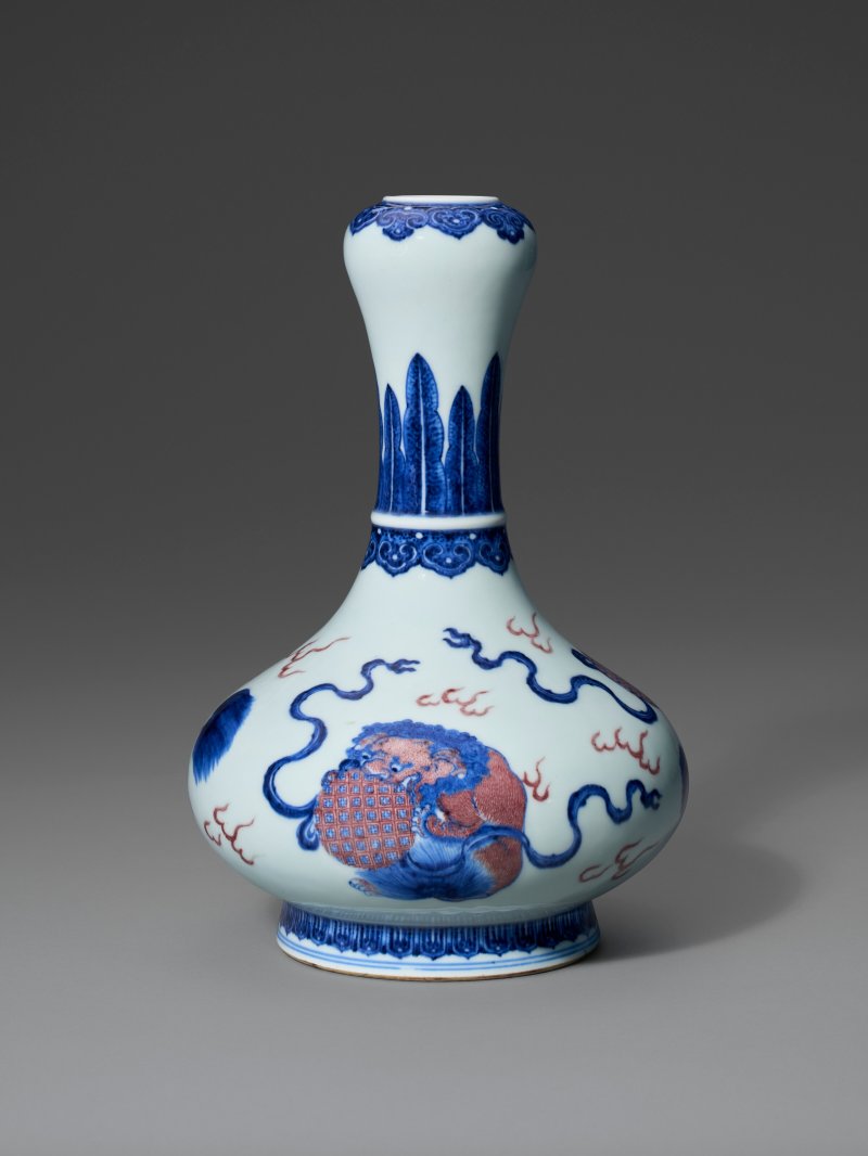 清乾隆 青花釉裏紅獅戲繡球紋蒜頭瓶 六字篆書款  QIANLONG SEAL MARK IN UNDERGLAZE BLUE AND OF THE PERIOD (1736-1795) - 图2