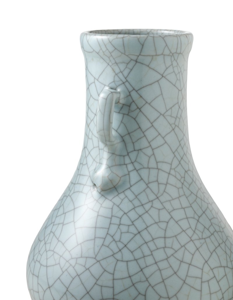 A fine and rare Ge-type hu-form vase, Seal mark and period of Qianlong | 清乾隆　仿哥釉綬帶如意耳壺 　《大清乾隆年製》款 - 图2