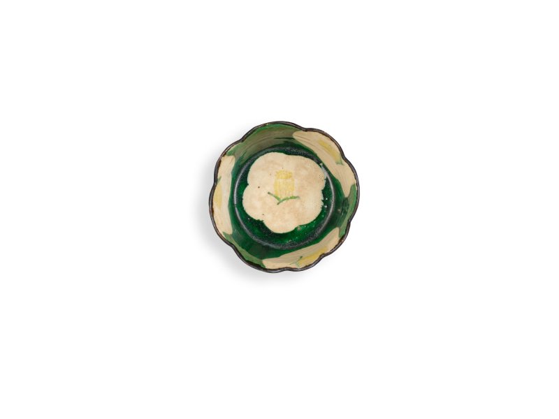 A set of five enamelled stoneware mukozuke [side dishes], signed on the base Kenzan (Workshop of Ogata Kenzen, 1663-1743), Kenzan ware, Kyoto, Edo period, 18th century | 尾形乾山　色絵椿文輪花向付　江戸時代中期　18世紀 - 图2