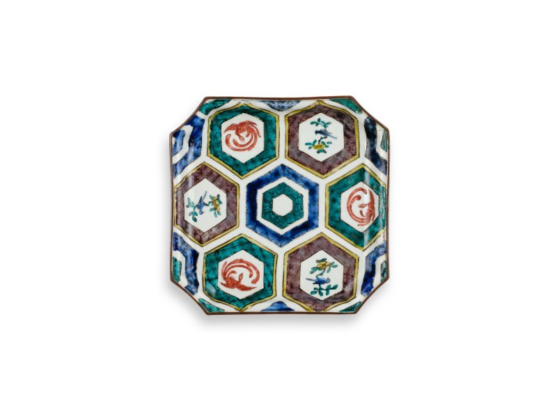 A porcelain dish, Fuku mark, Ko-Kutani type, Hizen, Edo period, circa 1640-50 | 色絵亀甲花鳥文隅切皿　江戸前期　1640～50年代 - 图1