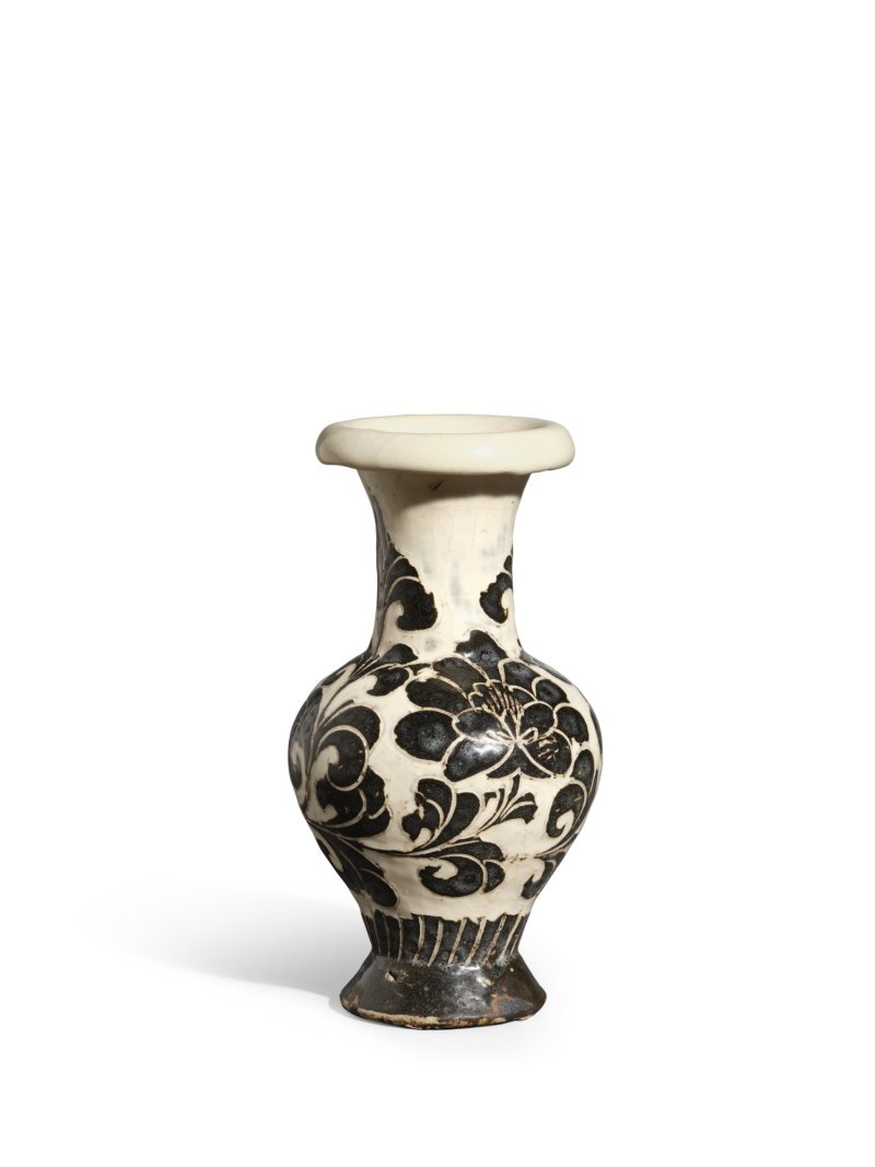 A rare Cizhou sgraffiato 'peony' vase, Northern Song dynasty | 北宋　磁州白地剔黑彩牡丹紋撇口瓶 - 图1