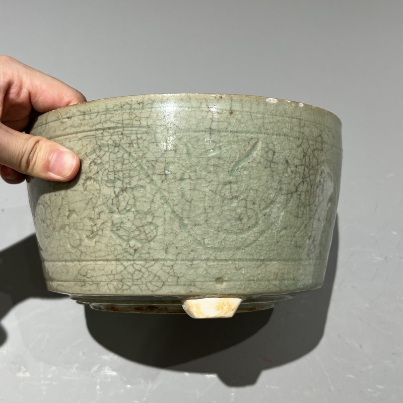 明代 龙泉窑青釉暗刻花卉纹三足炉 - 图7