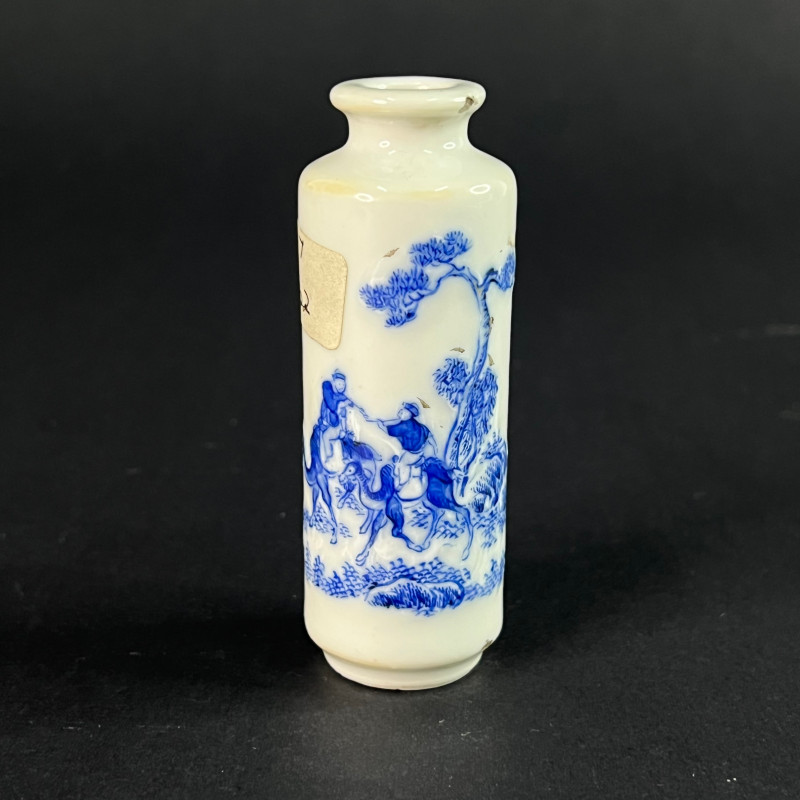 清 青花加白人物纹鼻烟壶 - 图1