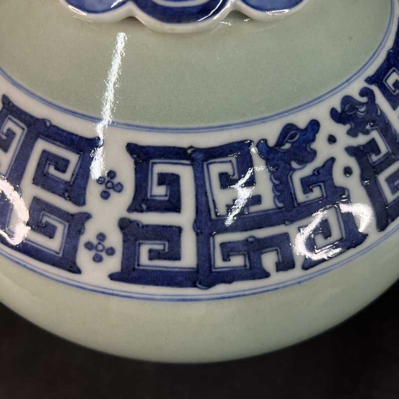 清乾隆 青花夔龙纹披肩象耳瓶 - 图5