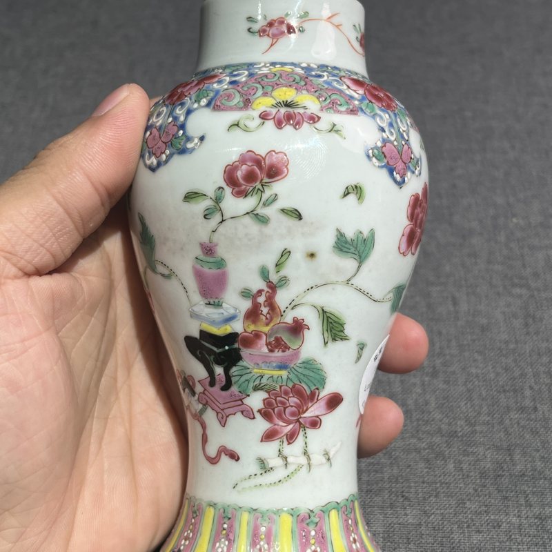 清雍正博古花卉梅瓶一对 - 图7