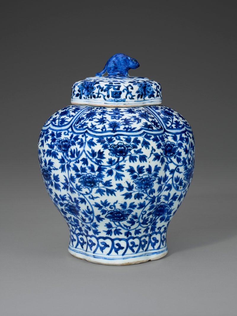 明嘉靖 青花福壽瓜棱蓋罐 四字楷書款  JIAJING FOUR-CHARACTER MARK IN UNDERGLAZE BLUE AND OF THE PERIOD (1522-1566) - 图2