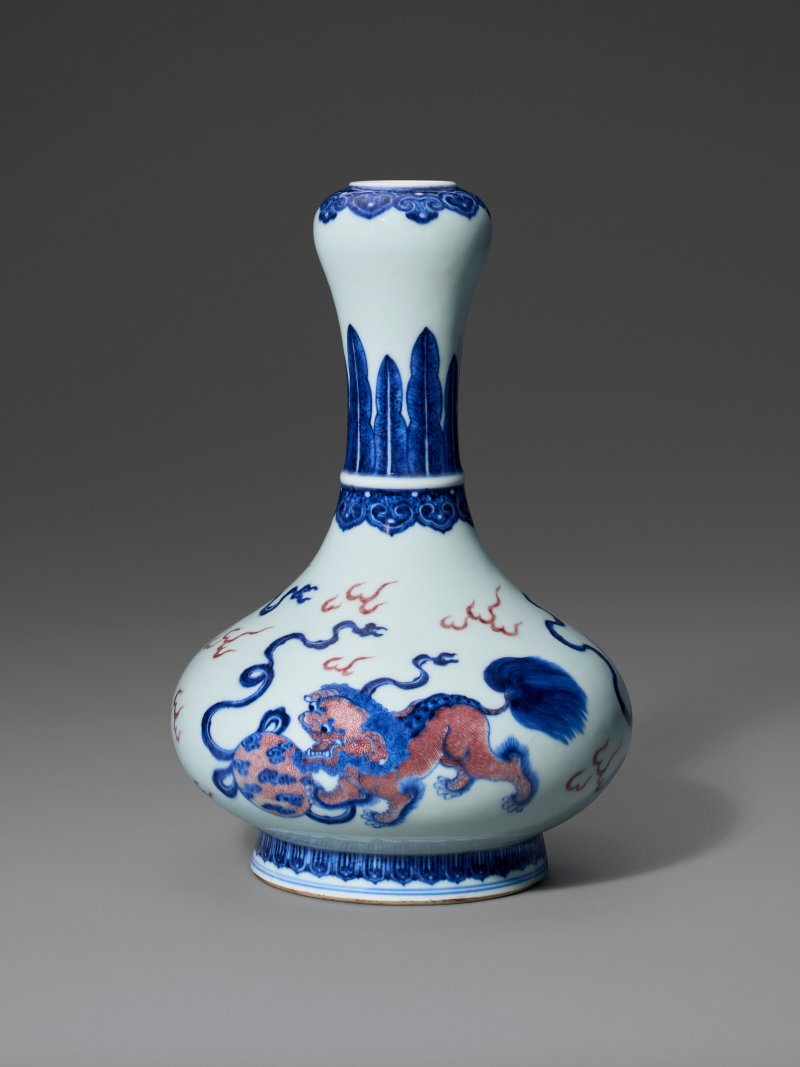 清乾隆 青花釉裏紅獅戲繡球紋蒜頭瓶 六字篆書款  QIANLONG SEAL MARK IN UNDERGLAZE BLUE AND OF THE PERIOD (1736-1795) - 图3