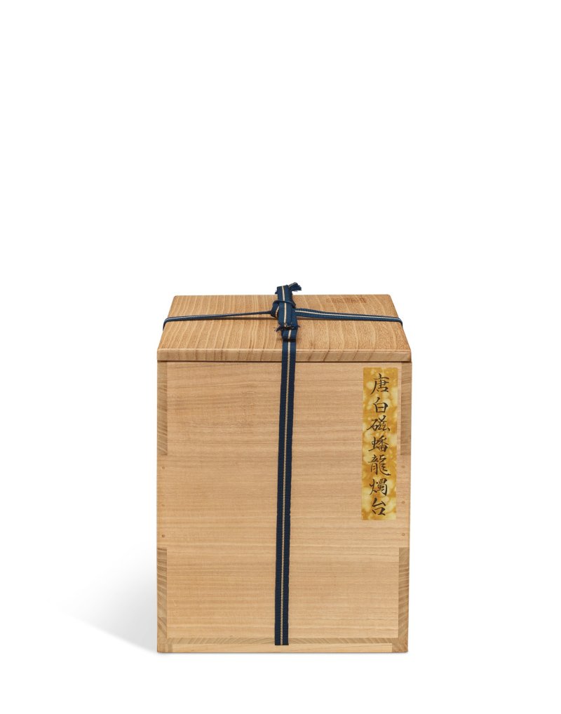 A rare white-glazed 'chilong' candle holder, Early Tang dynasty | 唐初　白釉塑貼蟠螭紋燭台 - 图3