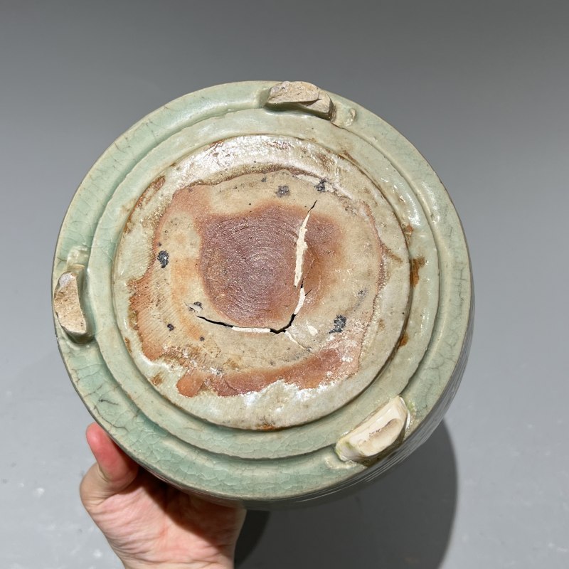 明代 龙泉窑青釉暗刻花卉纹三足炉 - 图9