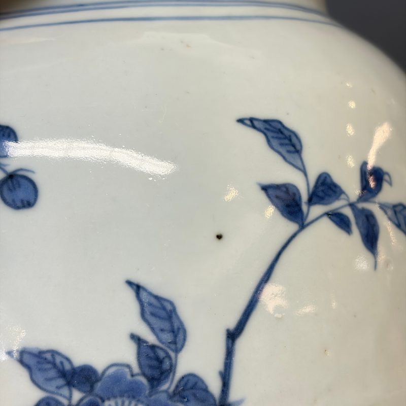 A Chinese blue and white vase with floral design and a later wooden cover - 图20