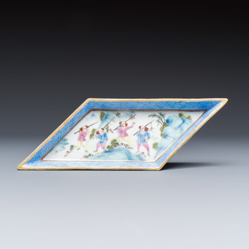 A Chinese famille rose 'Foreigners Hunting' six-piece sweetmeat set on a wooden tray - 图9