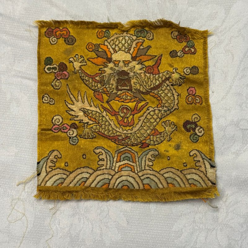 A small Chinese gold-thread brocade 'Dragon' panel - 图3