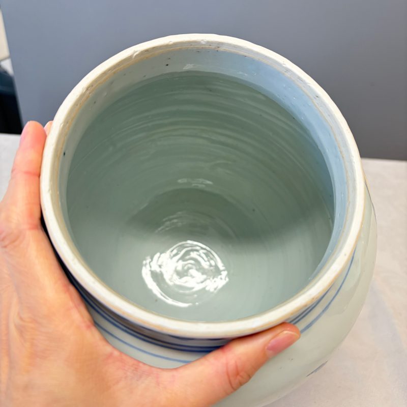 A Chinese blue and white vase with floral design and a later wooden cover - 图21