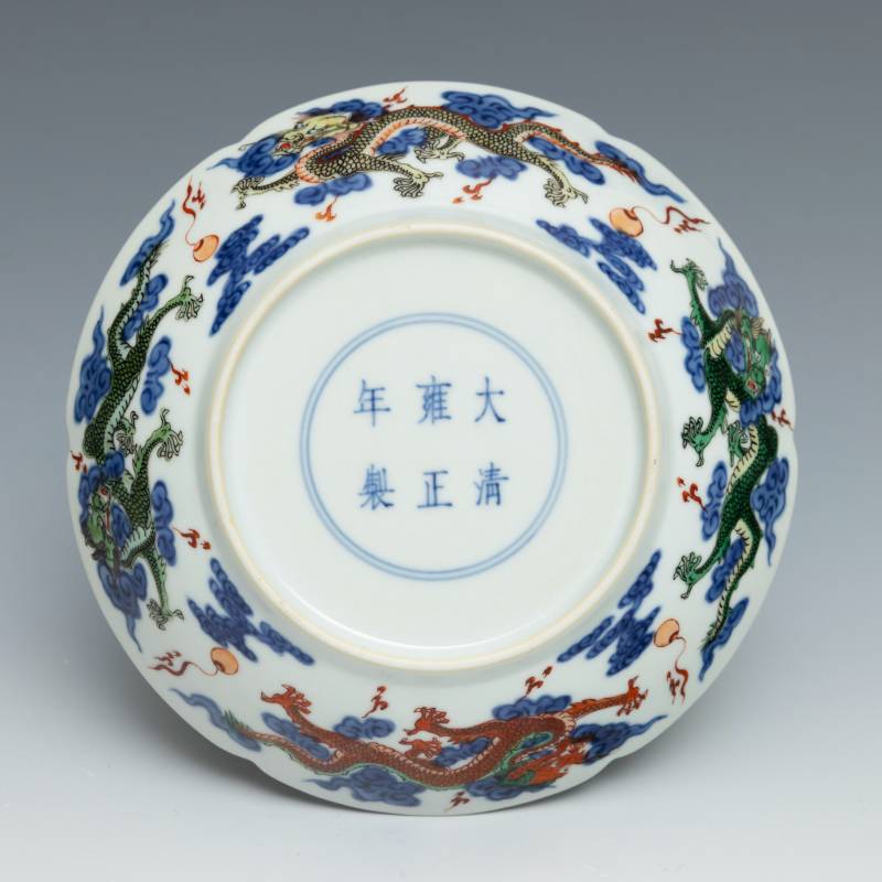 A wucai 'dragon' lobed saucer dish, Yongzheng mark and of the period (1723-1735) - 图2
