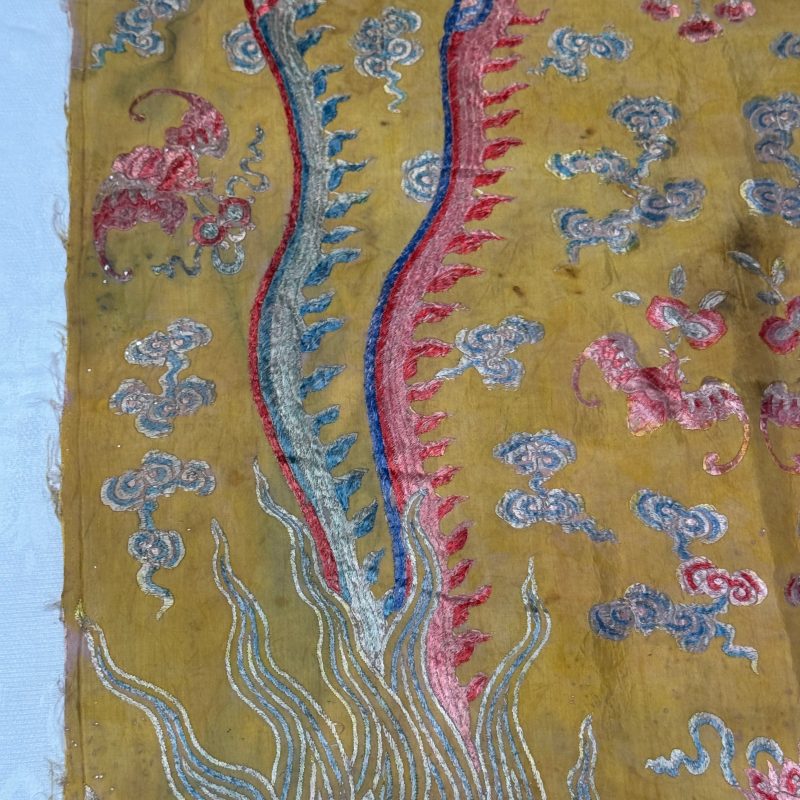 A pair of Chinese yellow-ground embroidered 'Dragons' and 'Phoenixes' panels - 图35