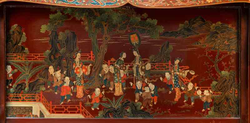 A pair of square-corner red, polychrome and gilt lacquer display cabinets, Lianggegui - 图6