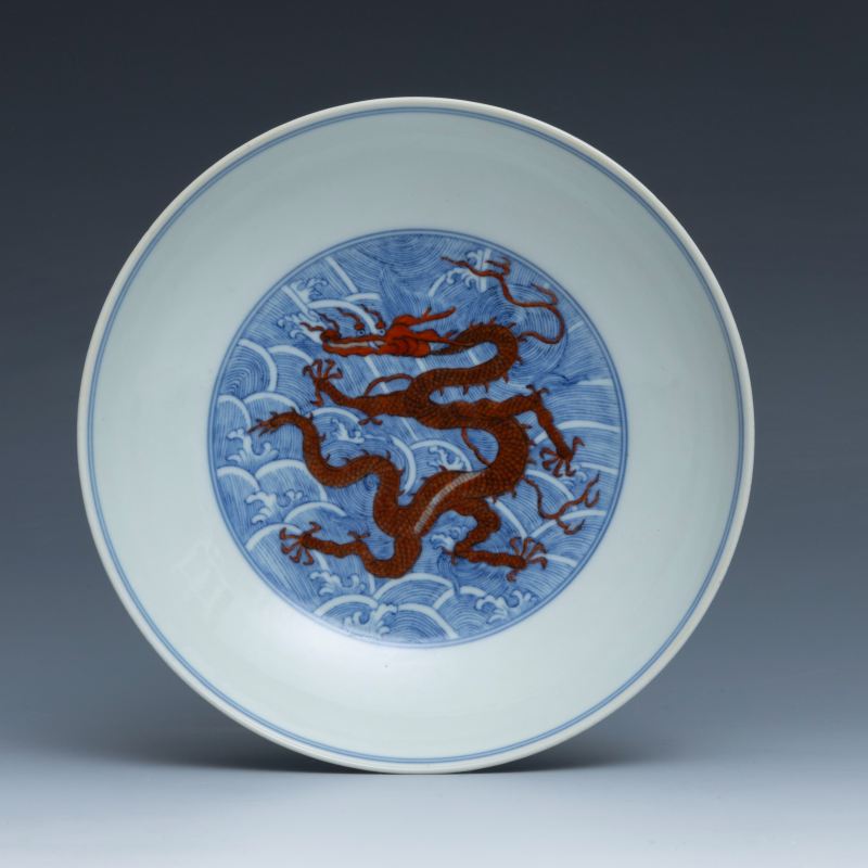 A pair of underglaze blue and iron-red decorated 'dragon' dishes, Jiaqing mark and of the period (1796-1820) - 图6