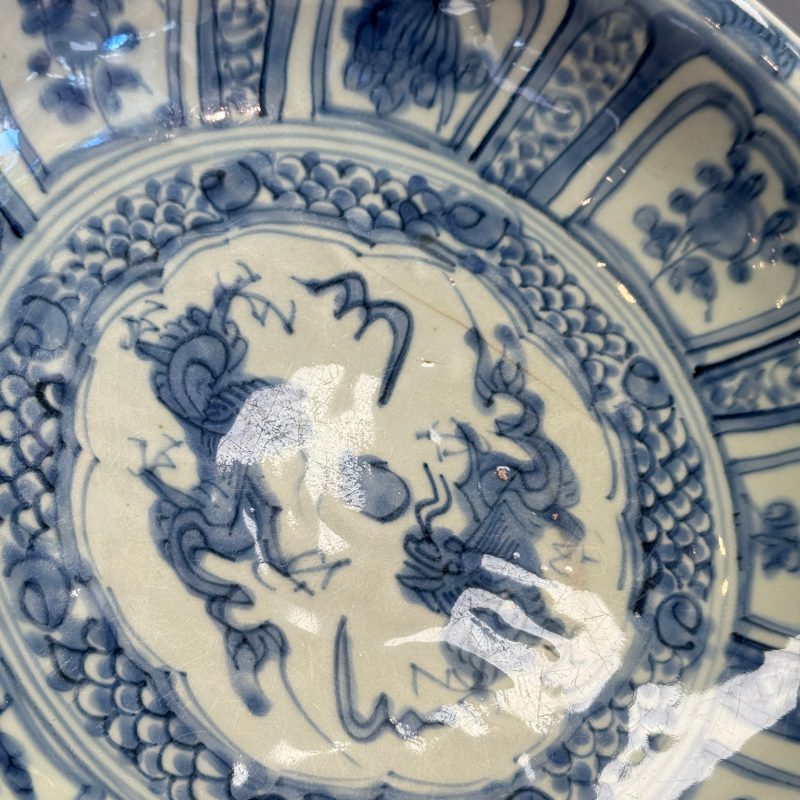 A Chinese Swatow blue and white 'Dragons' dish - 图8