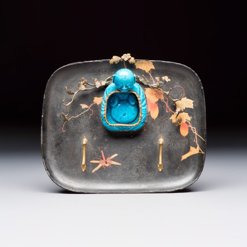 A French lacquered and gilt-bronze-mounted inkwell with a Chinese turquoise-glazed Buddha - 图6