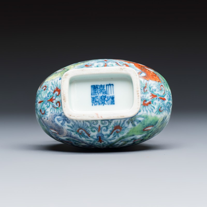 A Chinese doucai double-gourd vase with dragons and ruyi handles - 图7