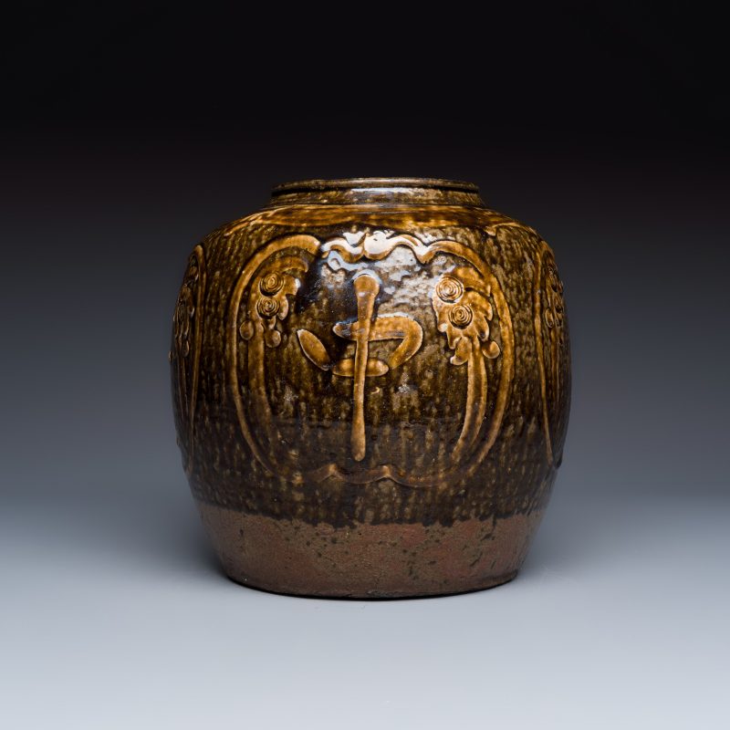 月中桂丹 | A Chinese brown-glazed slip-decorated 'Yue Zhong Dan Gui 月中桂丹' jar - 图2