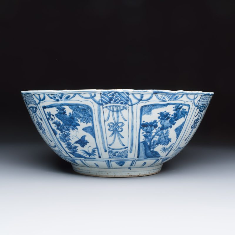 A large Chinese 'Kraak' blue and white 'Mountainous Landscape' bowl - 图2