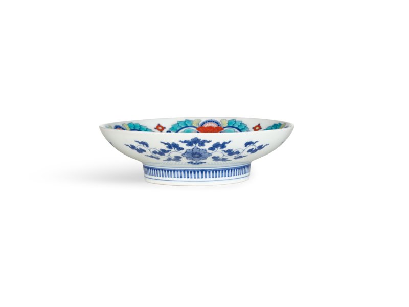 A porcelain dish, Nabeshima ware, Hizen, Edo period, late 17th – early 18th century |  色絵唐花文皿　肥前　鍋島藩窯　江戸時代中期　17世紀後半～18世紀前半 - 图2