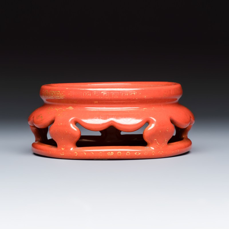 A Chinese gilt-decorated coral-red-glazed stand - 图4