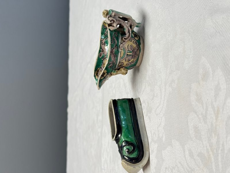 A Chinese famille verte sancai biscuit libation cup and a model of a shoe - 图8