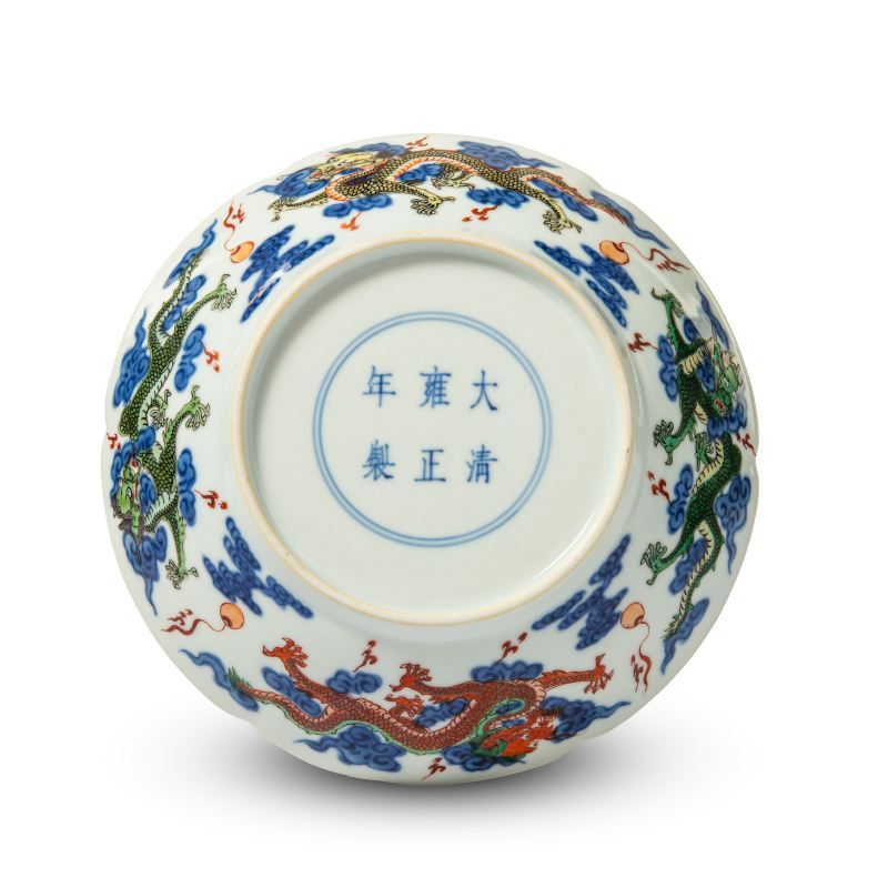 A wucai 'dragon' lobed saucer dish, Yongzheng mark and of the period (1723-1735) - 图1