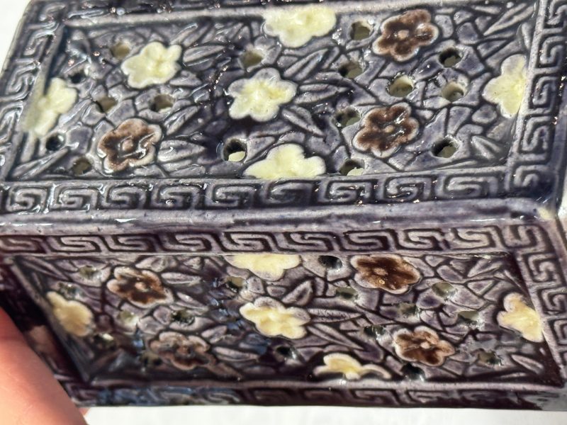 A pair of Chinese aubergine-glazed openworked square brush pots on later wooden stands - 图17